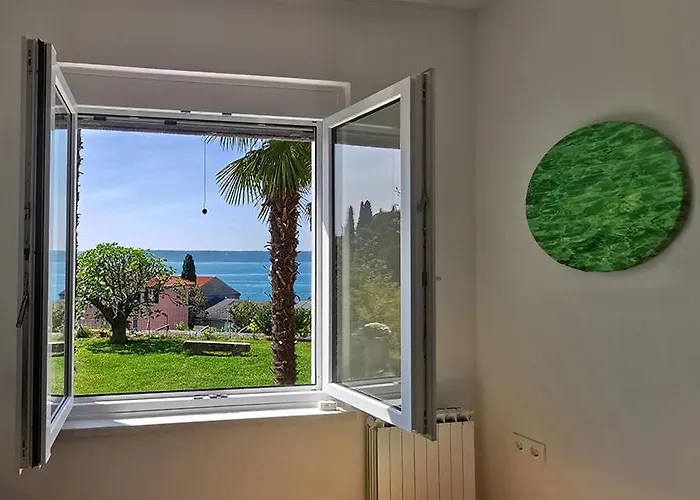 Nea By Locap Group ポルトローシュ