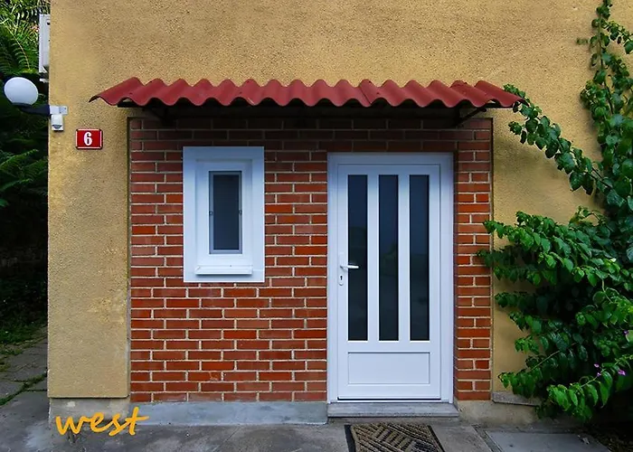 Nea By Locap Group ポルトローシュ